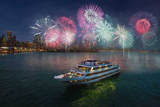 yacht dans la baie de New York avec le feu d'artifices du nouvel an