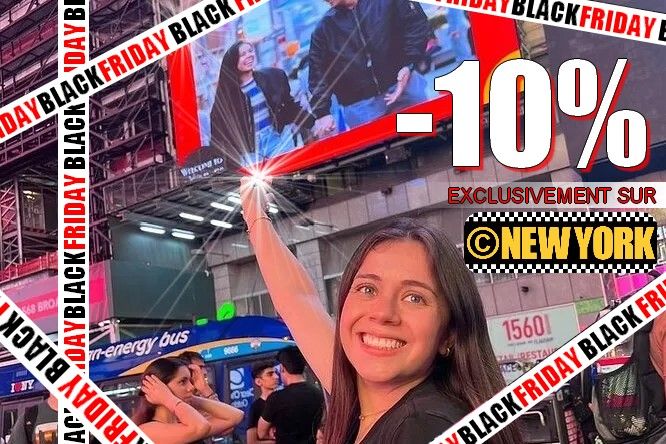 Jeune fille posant devant l'écran géant de Times Square à New York