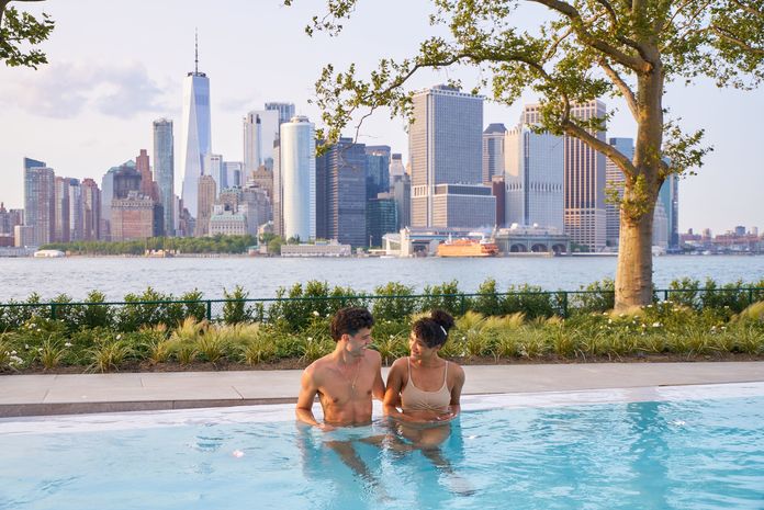 Couple dans le spa de Governors Island