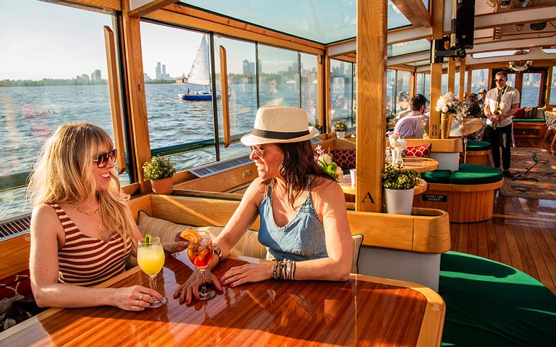 deux jeunes femmes attablés dans un navire de croisière à New York