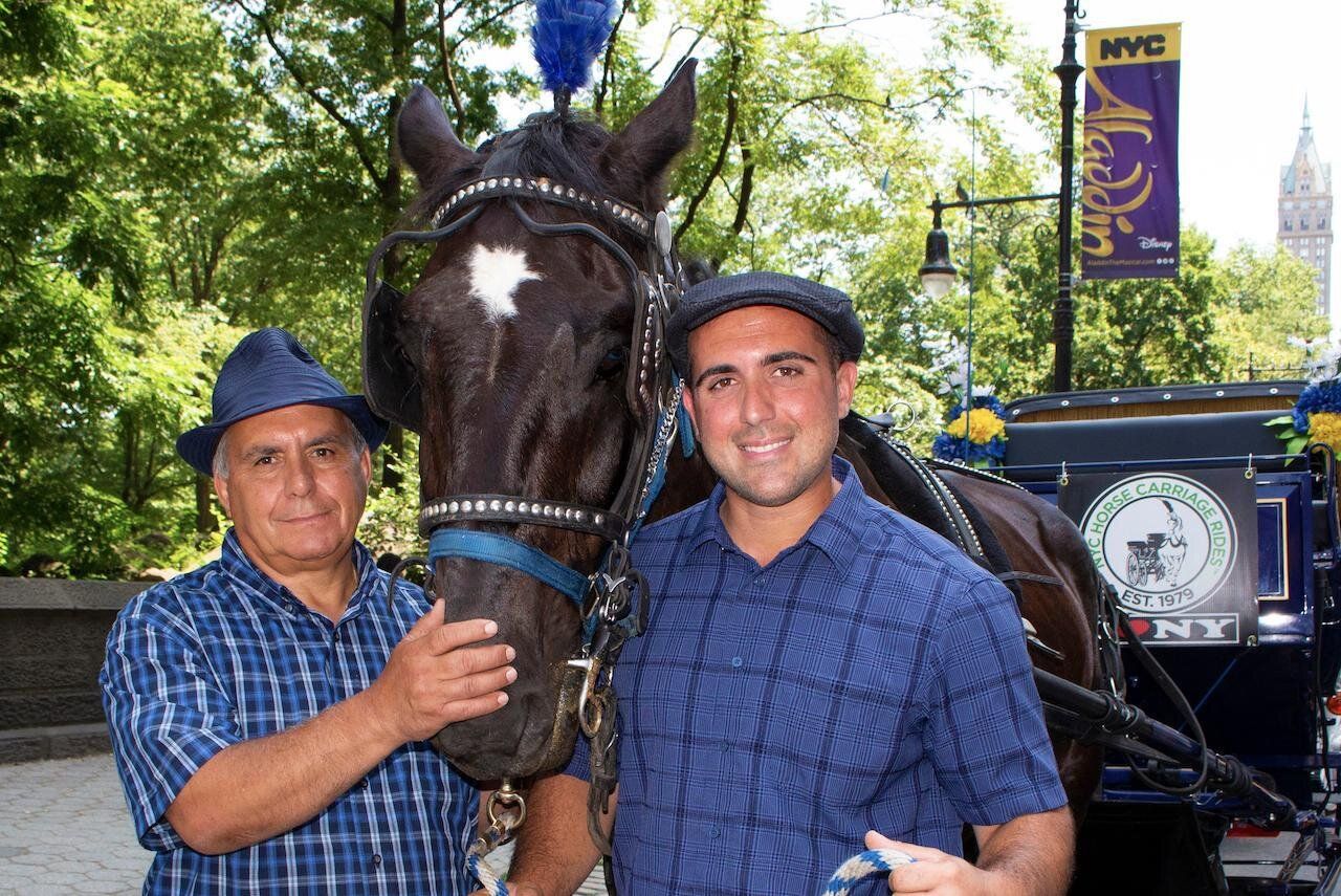 Frank Riccobono et son fils, les propriétaires de la société Horse Carriage Rides à New York