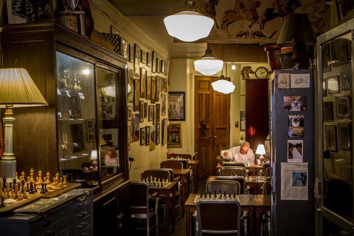 Intérieur de la boutique Chess Forum à New York