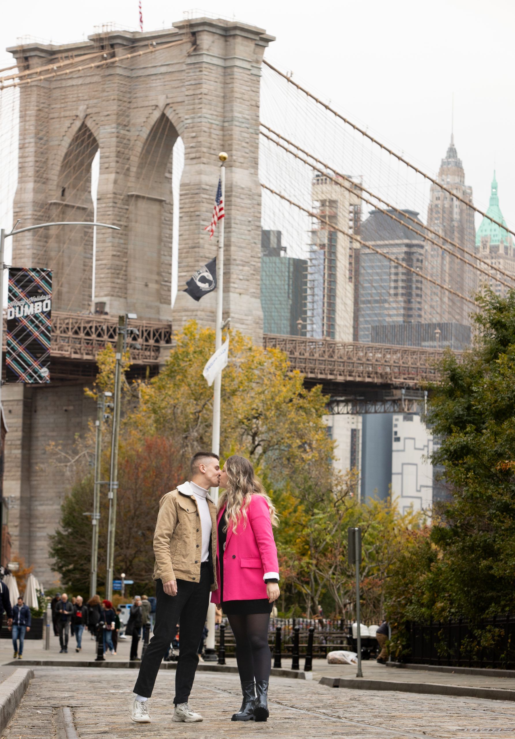 Couple s'embrassant au pied du pont de Brooklyn à New York