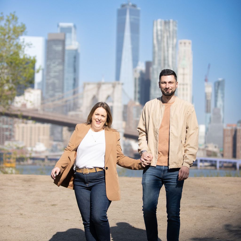 Couple posant devant la skyline de Manhattan à New York