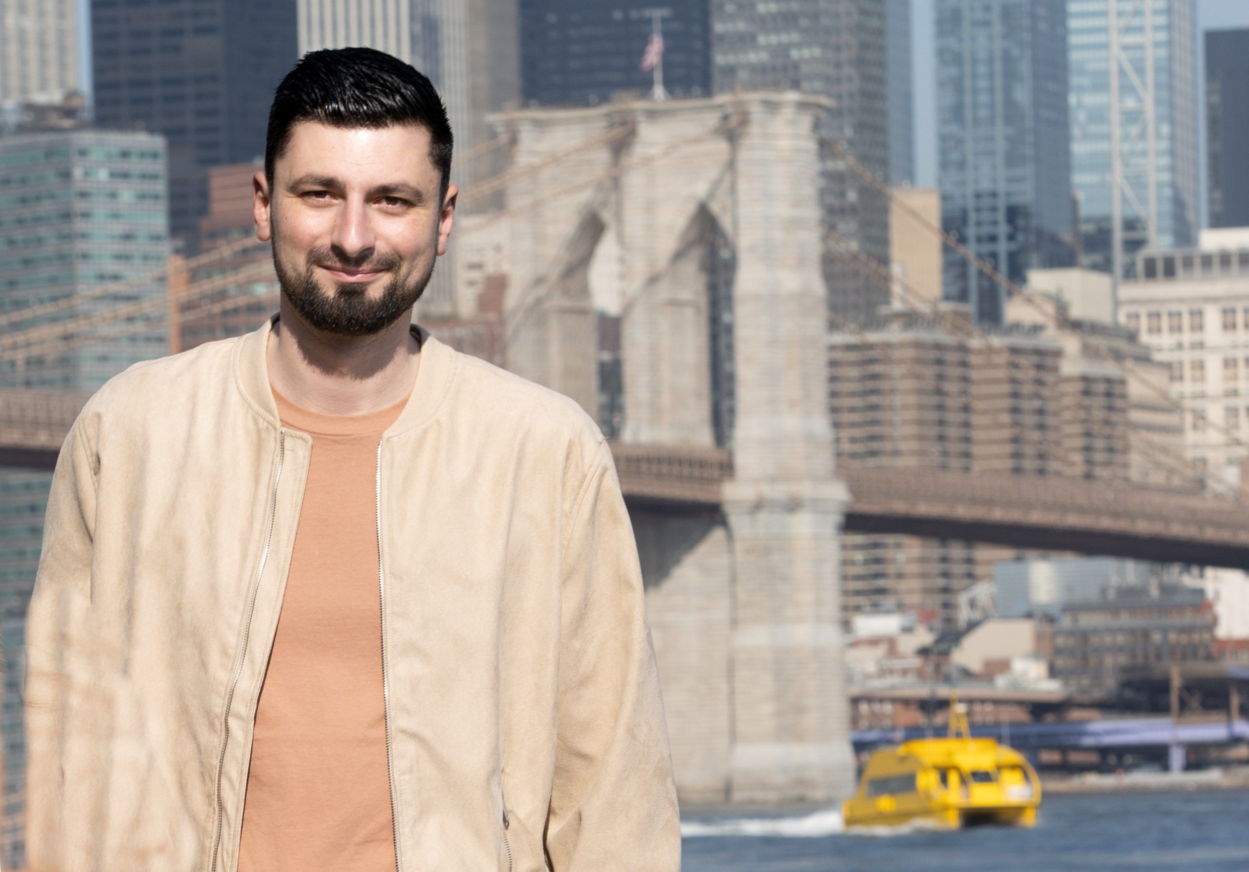 Portrait avec le pont de Brooklyn
