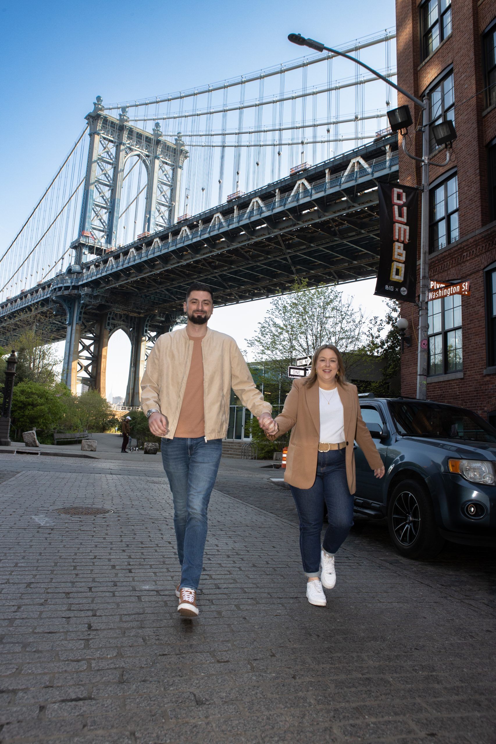 Couple posant devant le Manhattan Bridge à New York