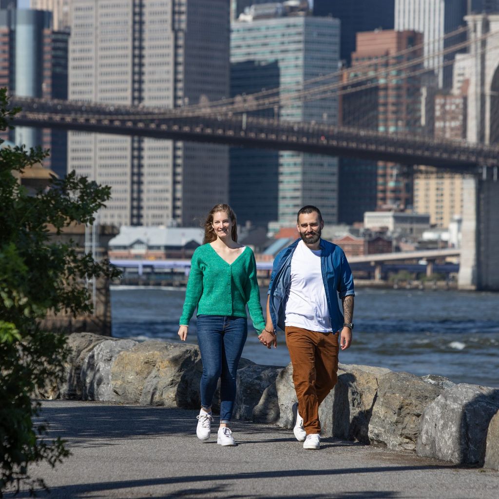 Couple marchant devant la skyline de Manhattan et le pont de Brooklyn