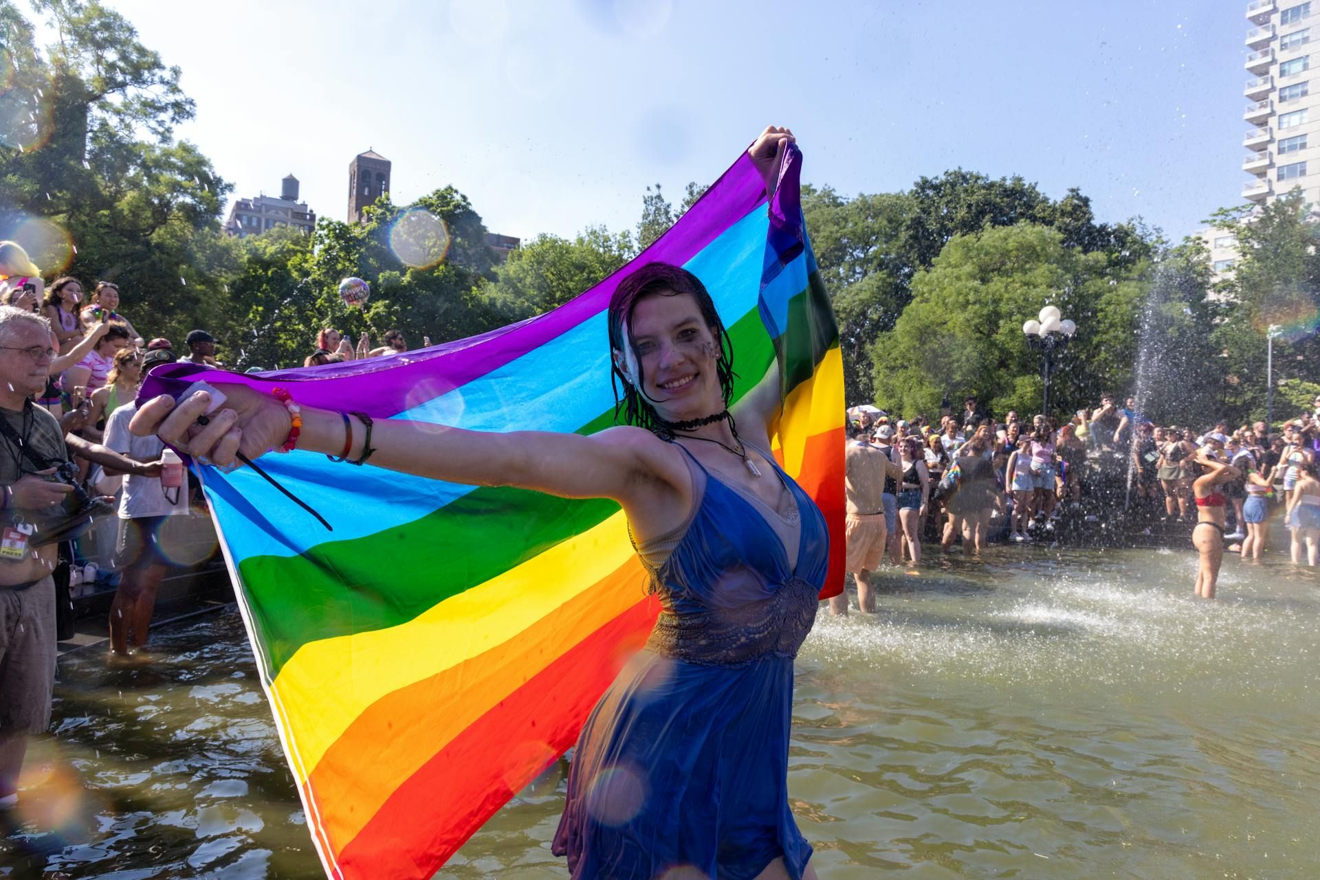 Jeune femme avec un drapeau arc-en-ciel à New York
