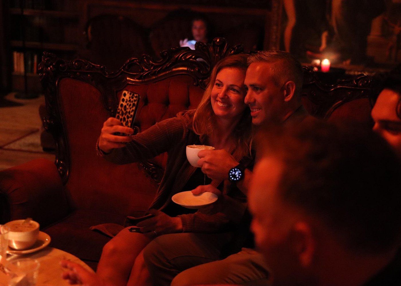 Couple faisant un selfie dans un bar Speakeasy à New York