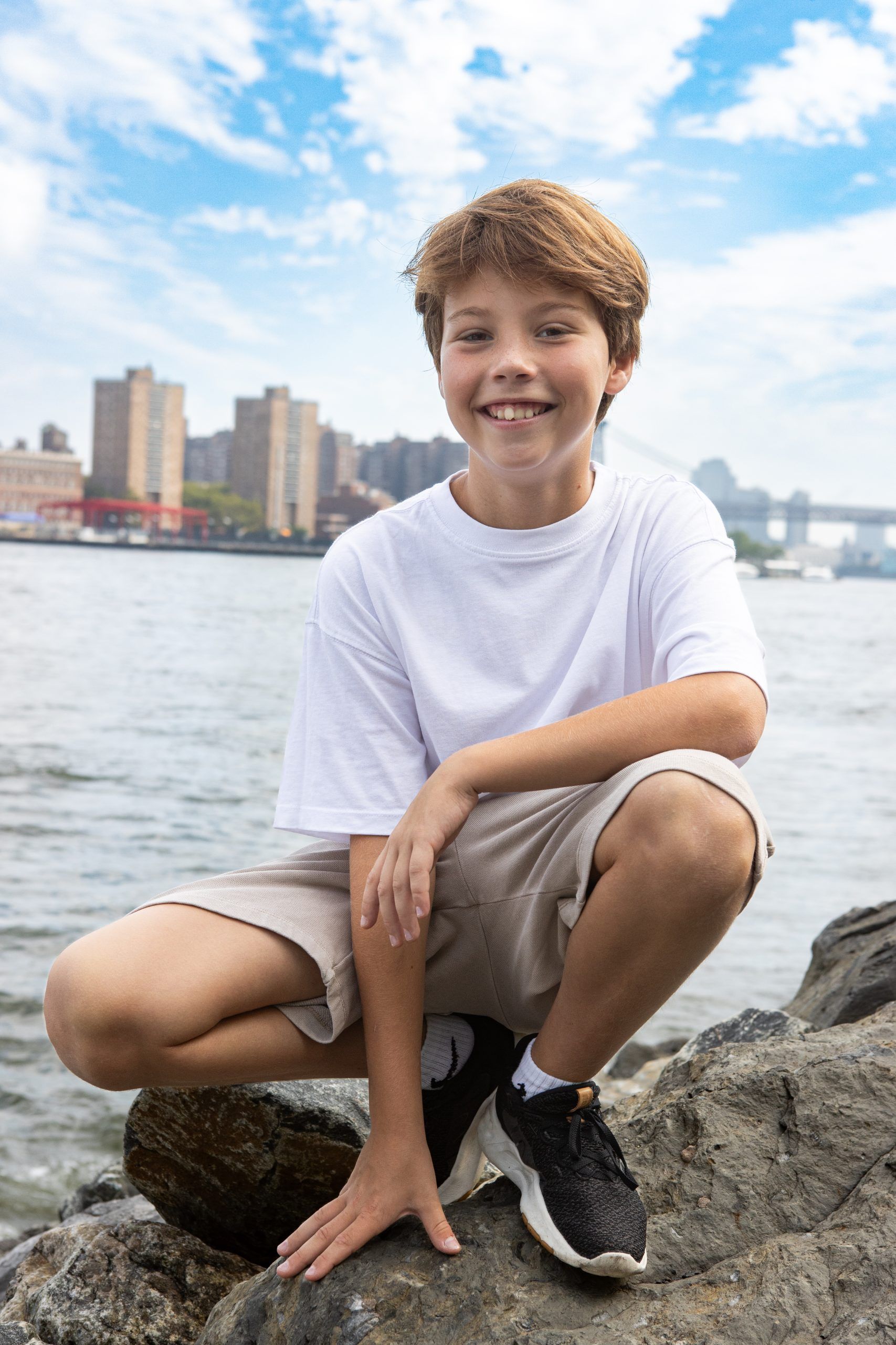 Petit garçon posant pour une photo au bord de l'East River à New York