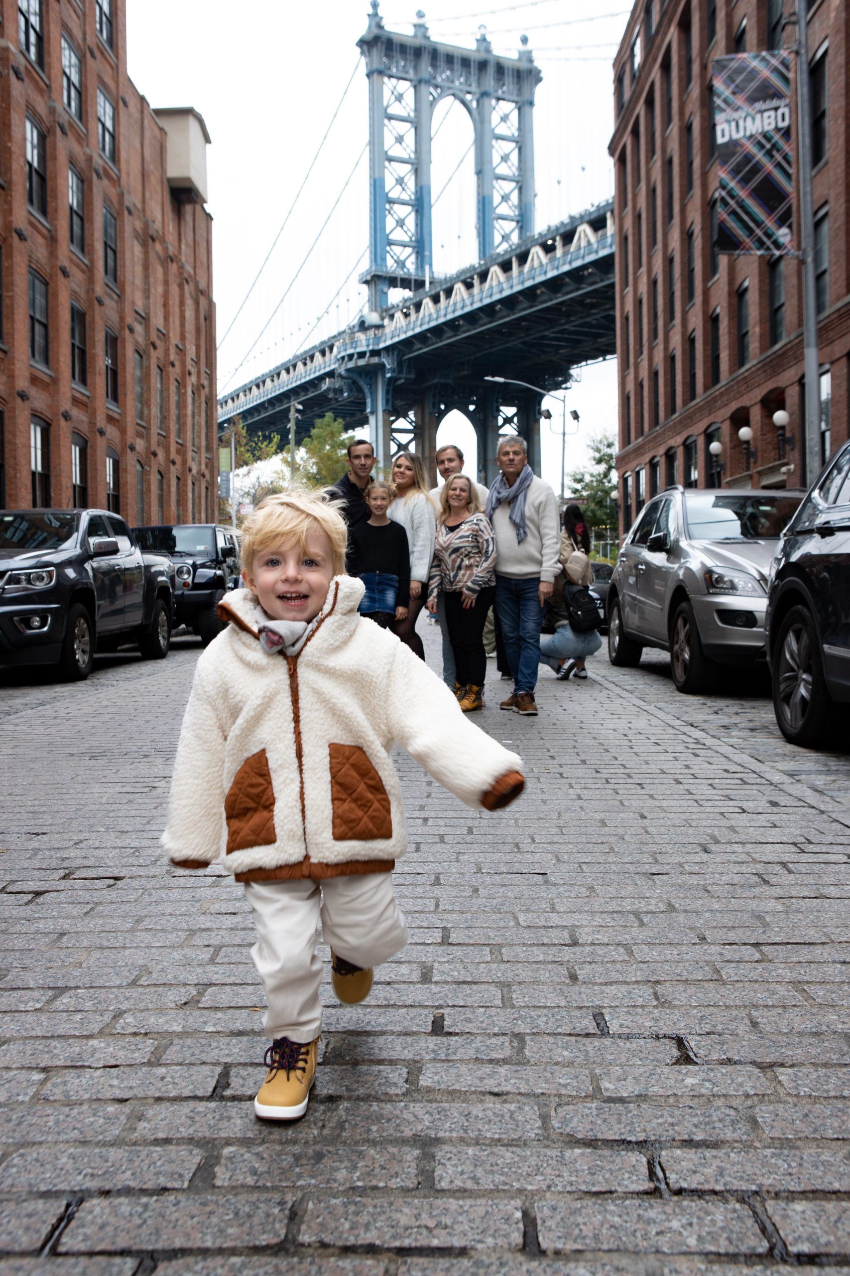 Petite garçon courant vers le photographe à New York