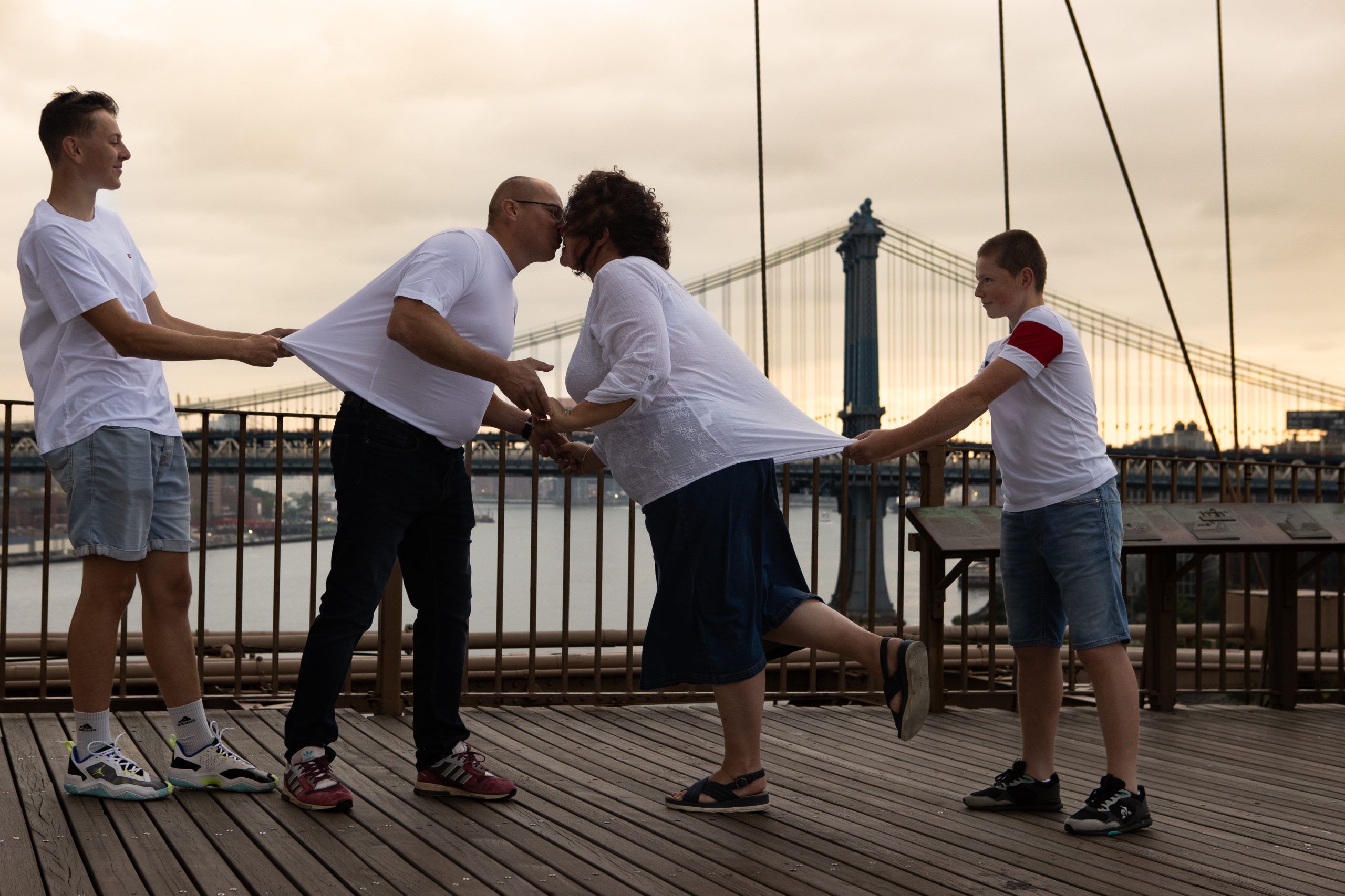 Deux enfants s'amusant avec leurs parents sur le pont de Brooklyn à New York