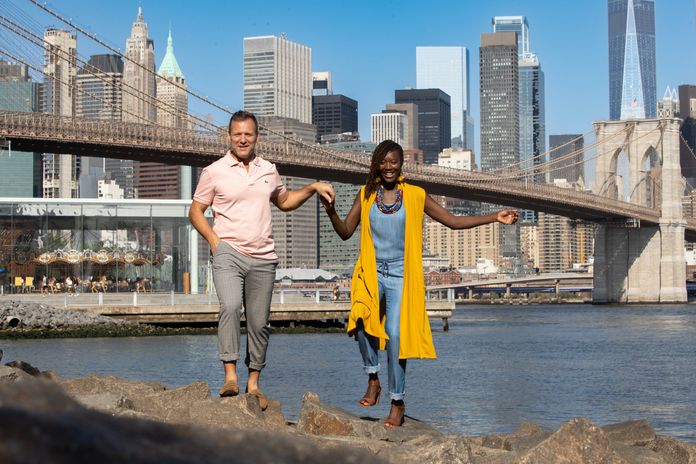 Couple posant devant la skyline de Manhattan et le pont de Brooklyn