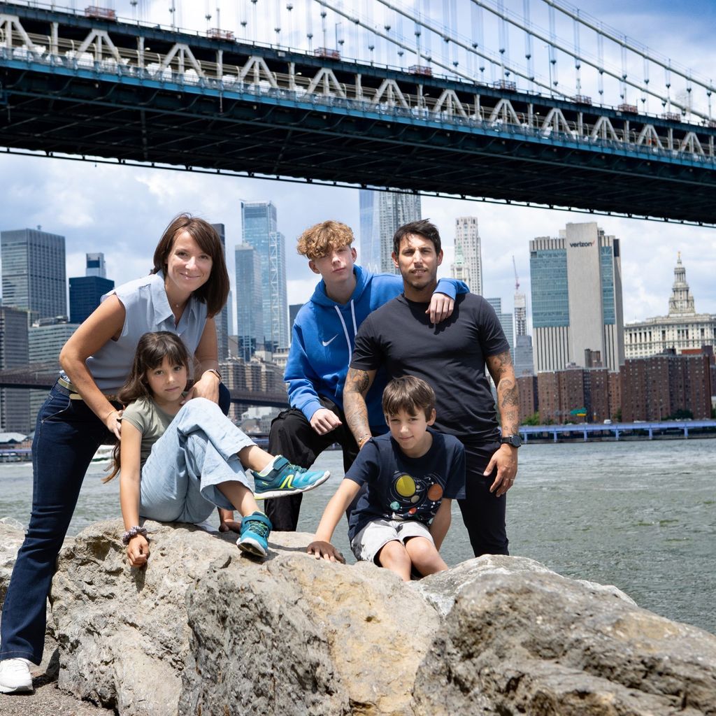 Famille posant devant la skyline de Manhattan et le Manhattan Bridge