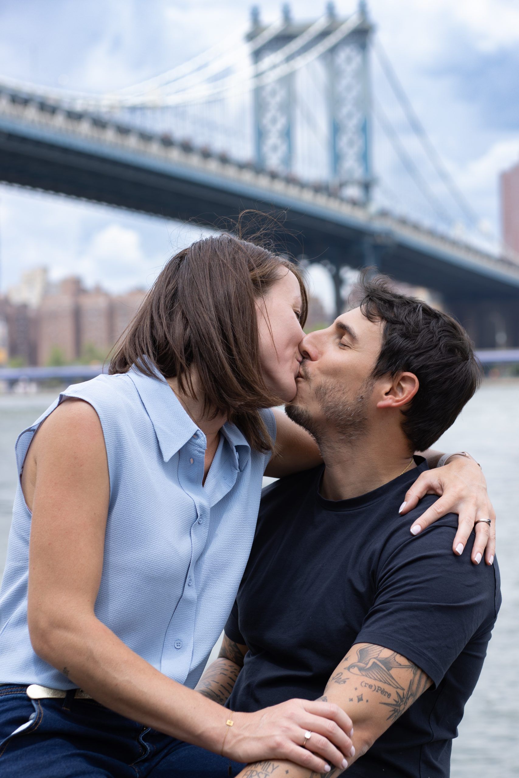 Couple en train de s'embrasser à New York