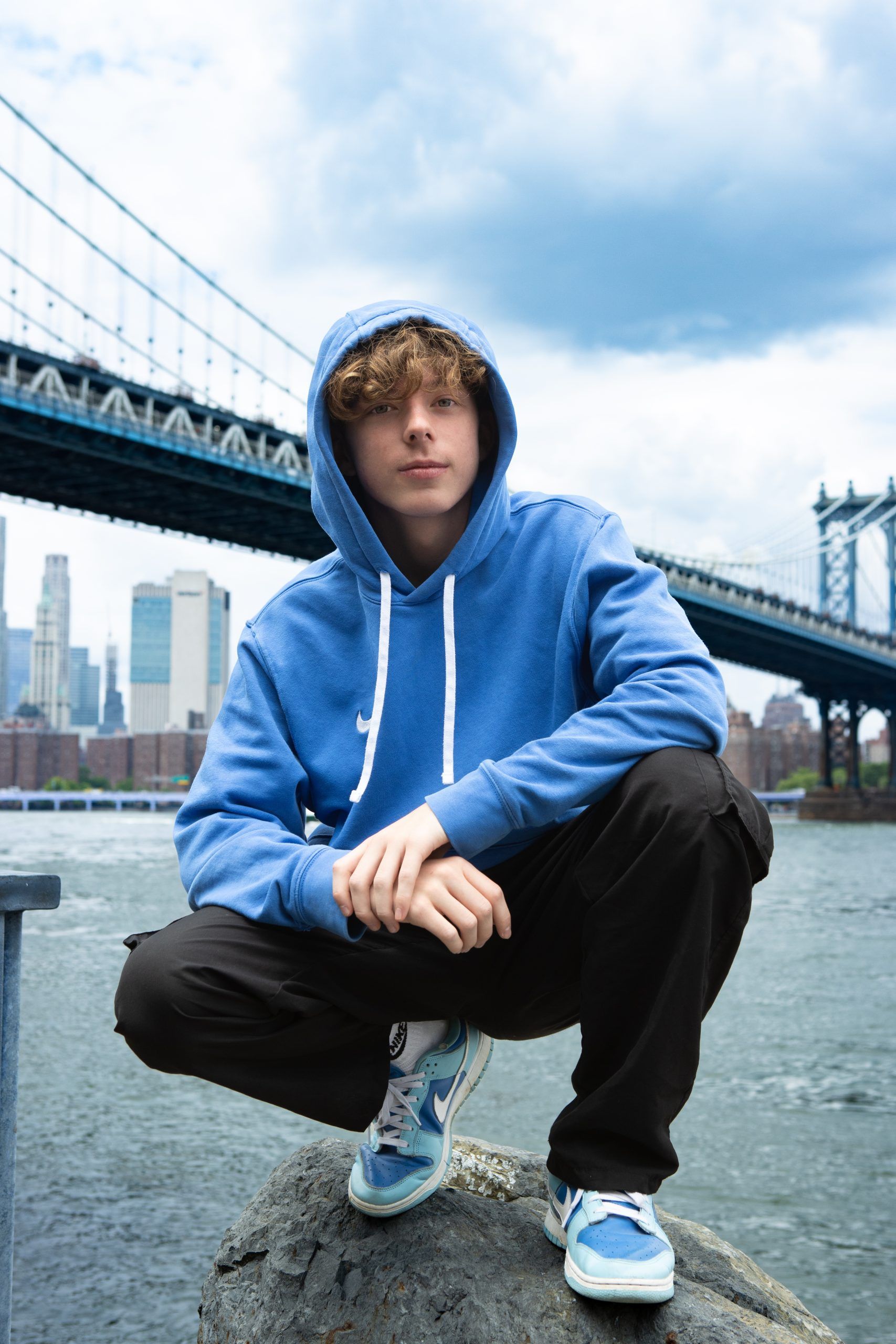 Adolescent au pied du Manhattan Bridge à New York