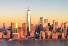 5 raisons de partir à New York en 2025 Vue aérienne de la skyline du Downtown Manhattan à New York avec la tour One World Trade Center.