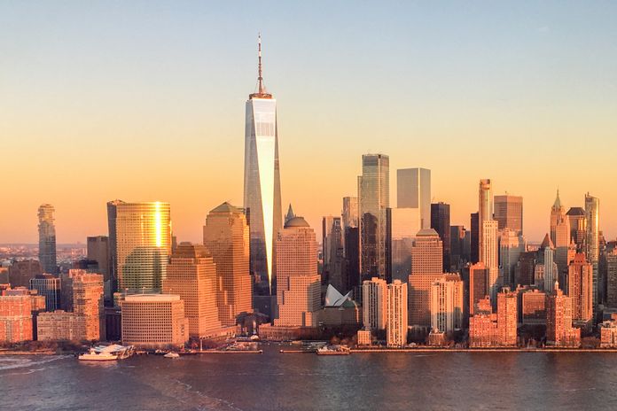 Vue aérienne de la skyline du Downtown Manhattan à New York avec la tour One World Trade Center.