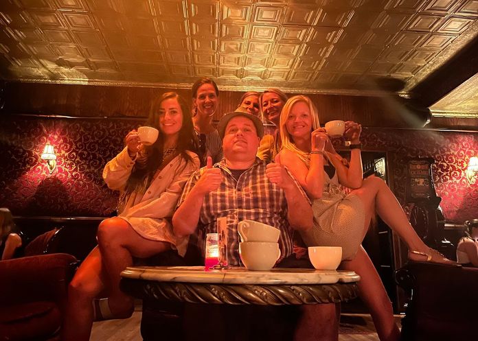 Guide touristique avec des clientes dans un Speakeasy à New York