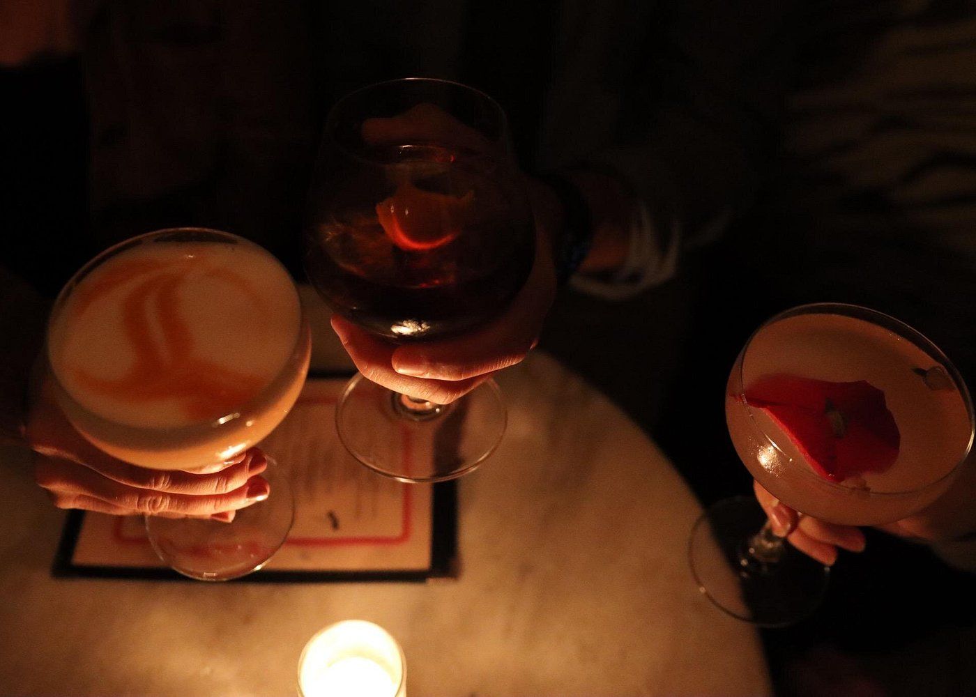 Trois cocktails dans un bar à New York
