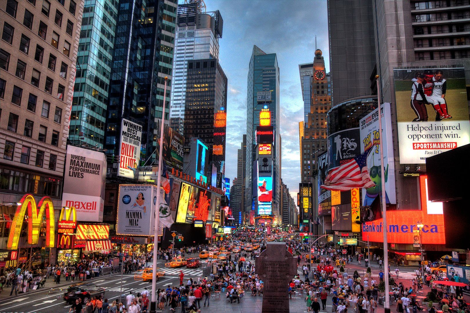Vue générale de Times Square à la tombée de la nuit