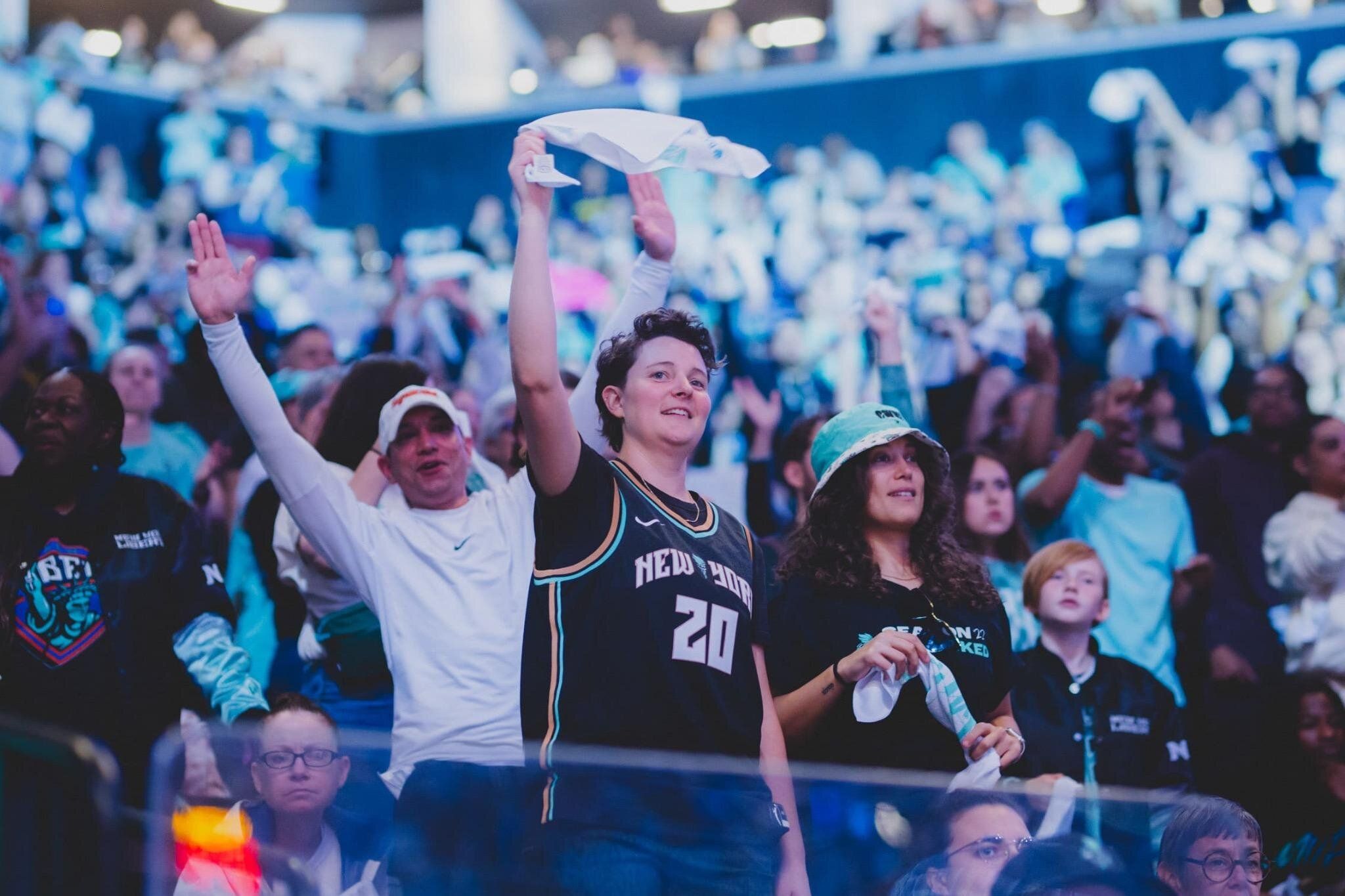 fans supportant l'équipe de basket du New York Liberty