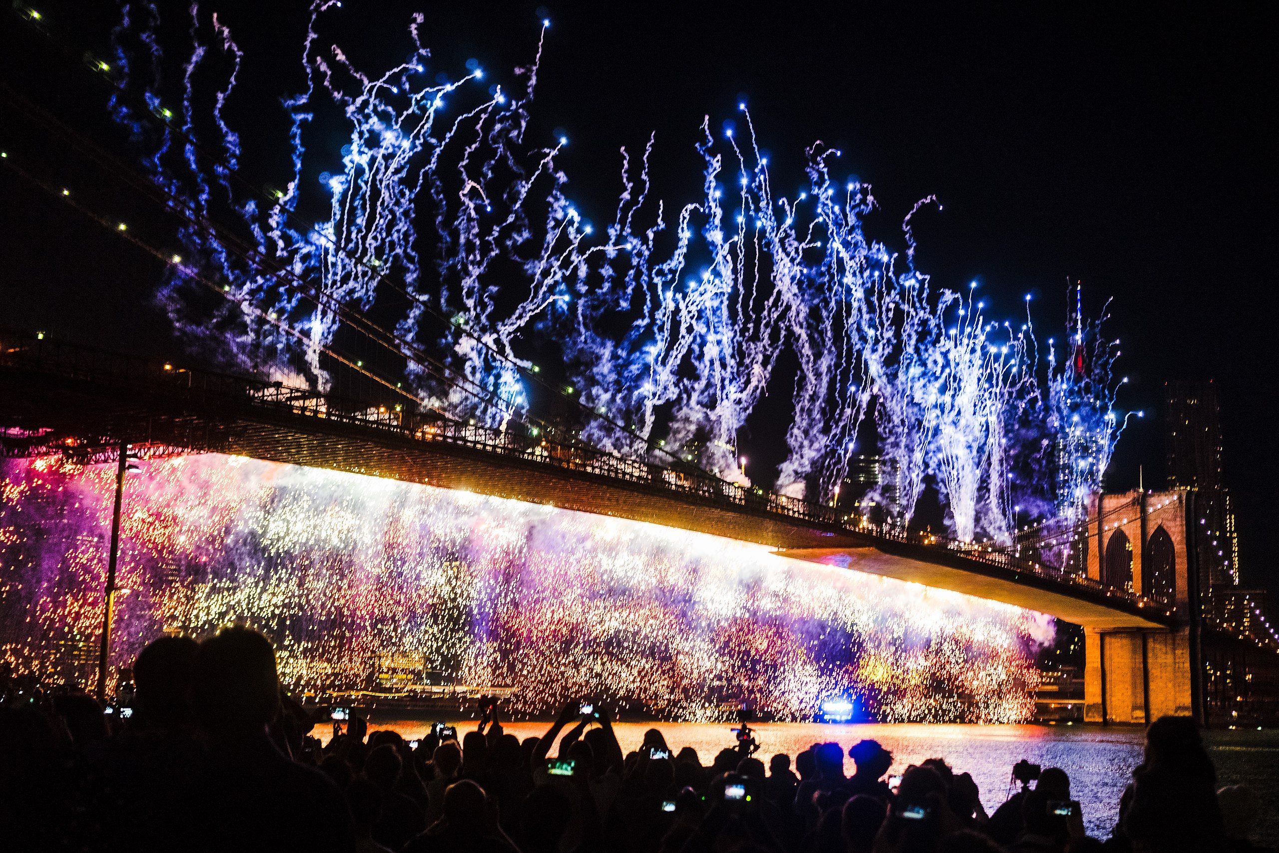 Feux d'artifices du 4 juillet sur le pont de Brooklyn à New York