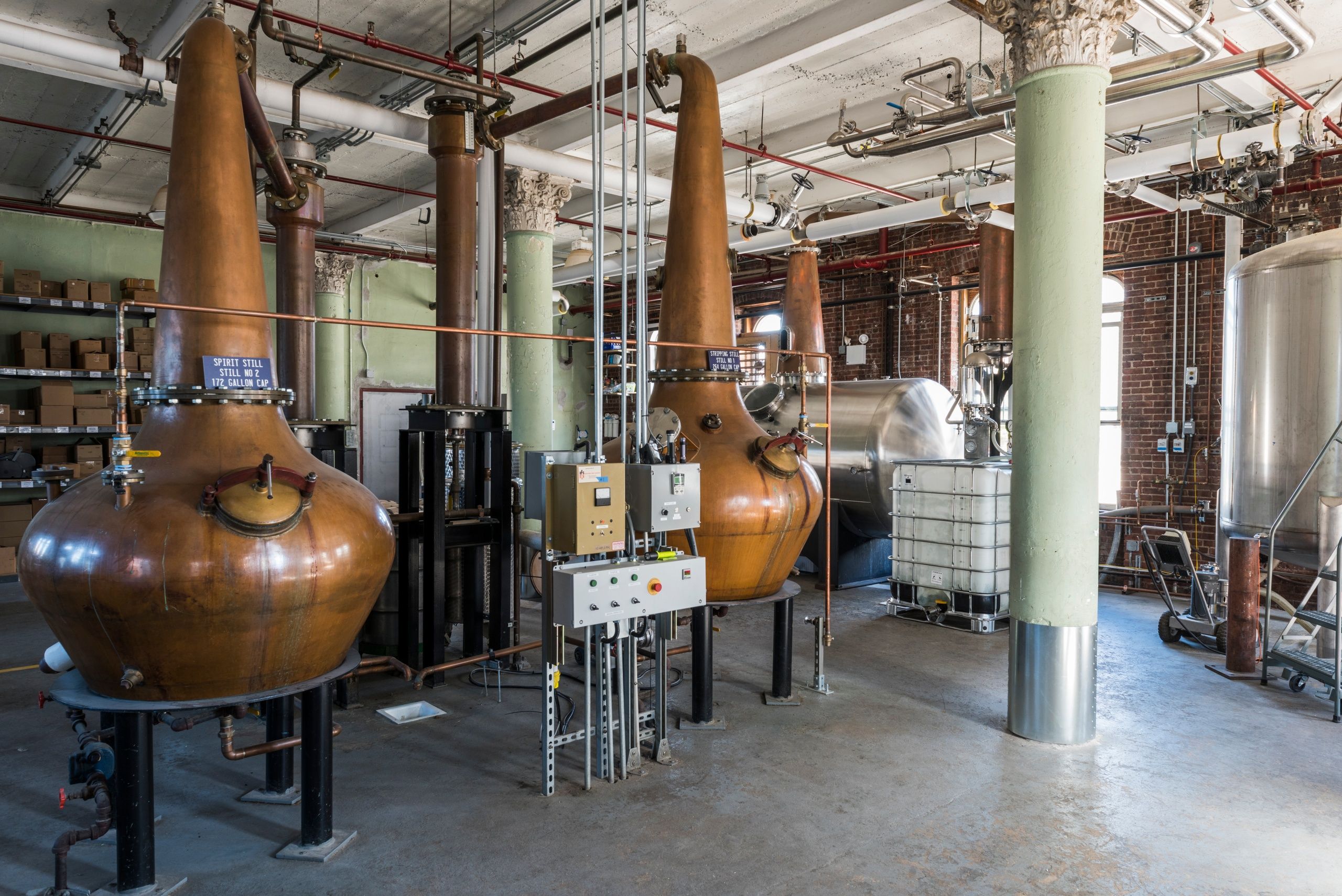 Salle des alambics de la Kings County Distillery à New York