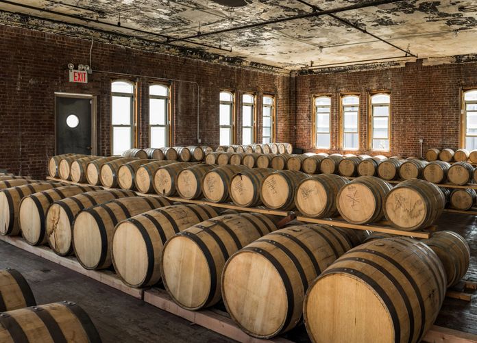 Salle de vieillissement des barriques de whisky dans la Kings County Distillery de New York