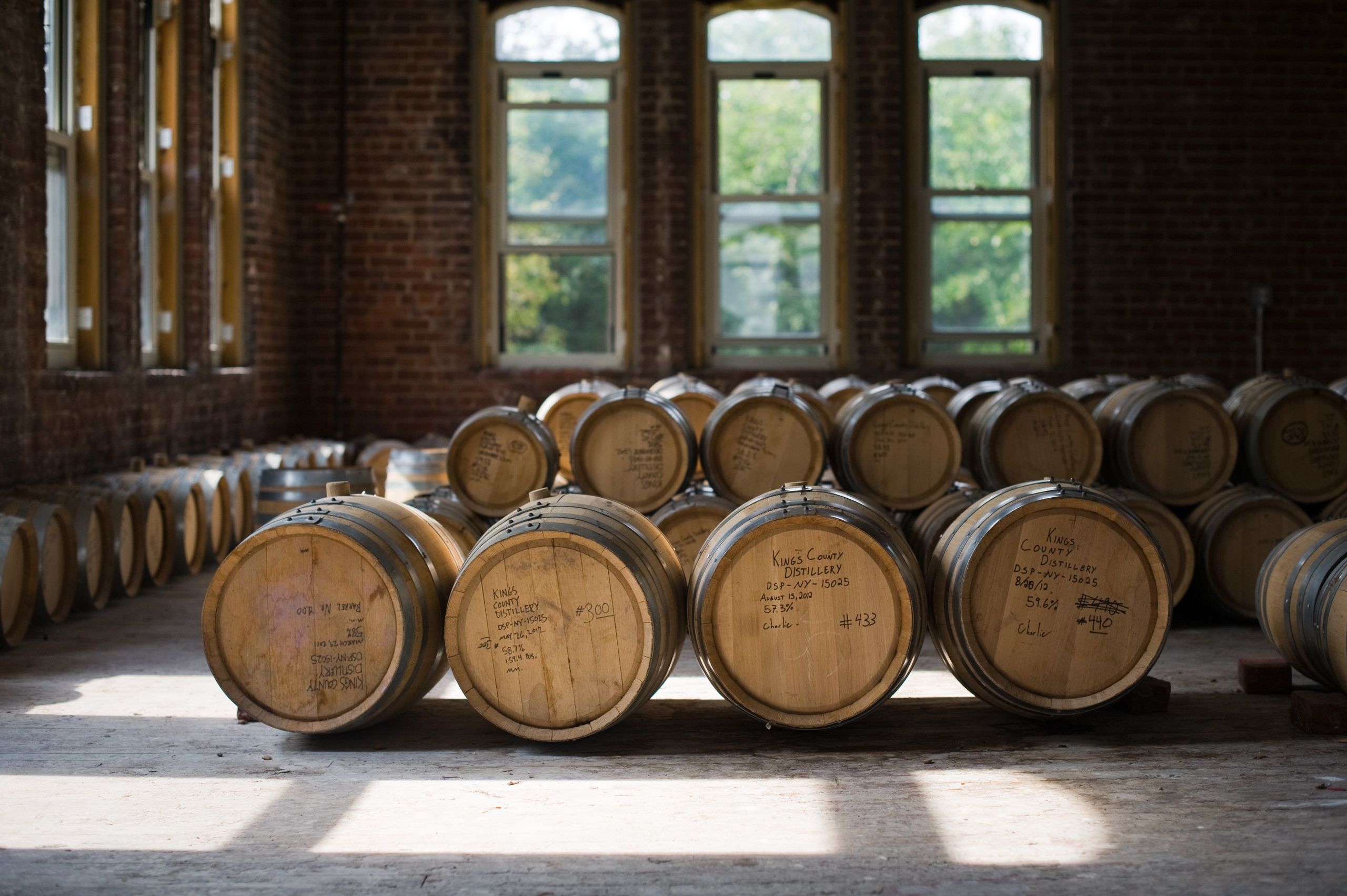 Les fûts de chêne de la distillerie de whisky Kings County Distillery à New York