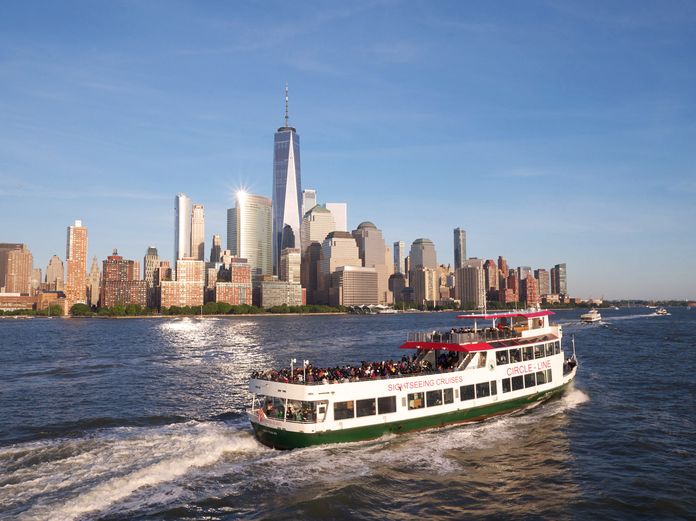 Bateau de croisière face à la skyline de Manhattan