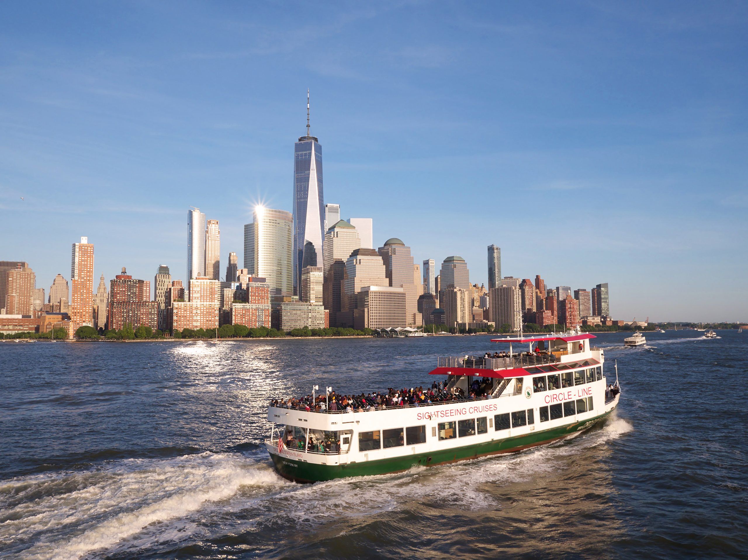 Bateau de croisière face à la skyline de Manhattan