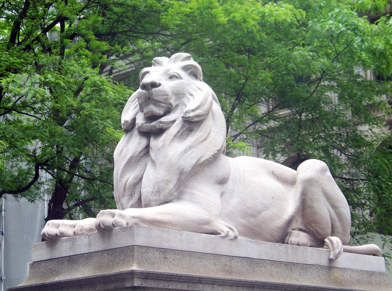 Statue d'un lion devant la New York Public Library