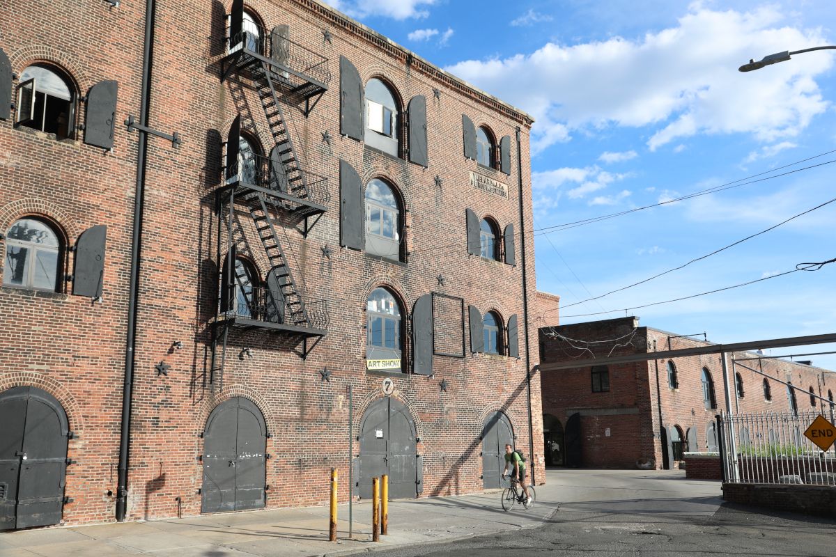 cycliste passant devant un ancien entrepôt de Red Hook à New York