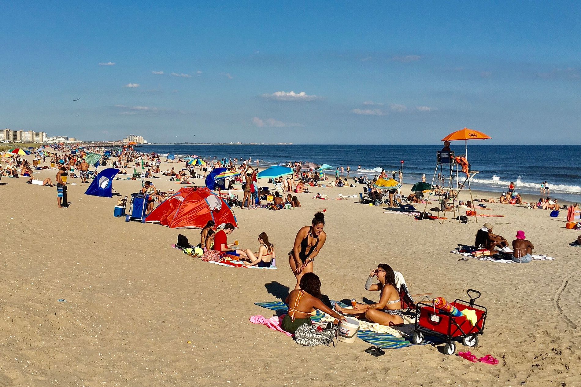 Baigneurs prenant le soleil sur la plage de Rockaway Beach