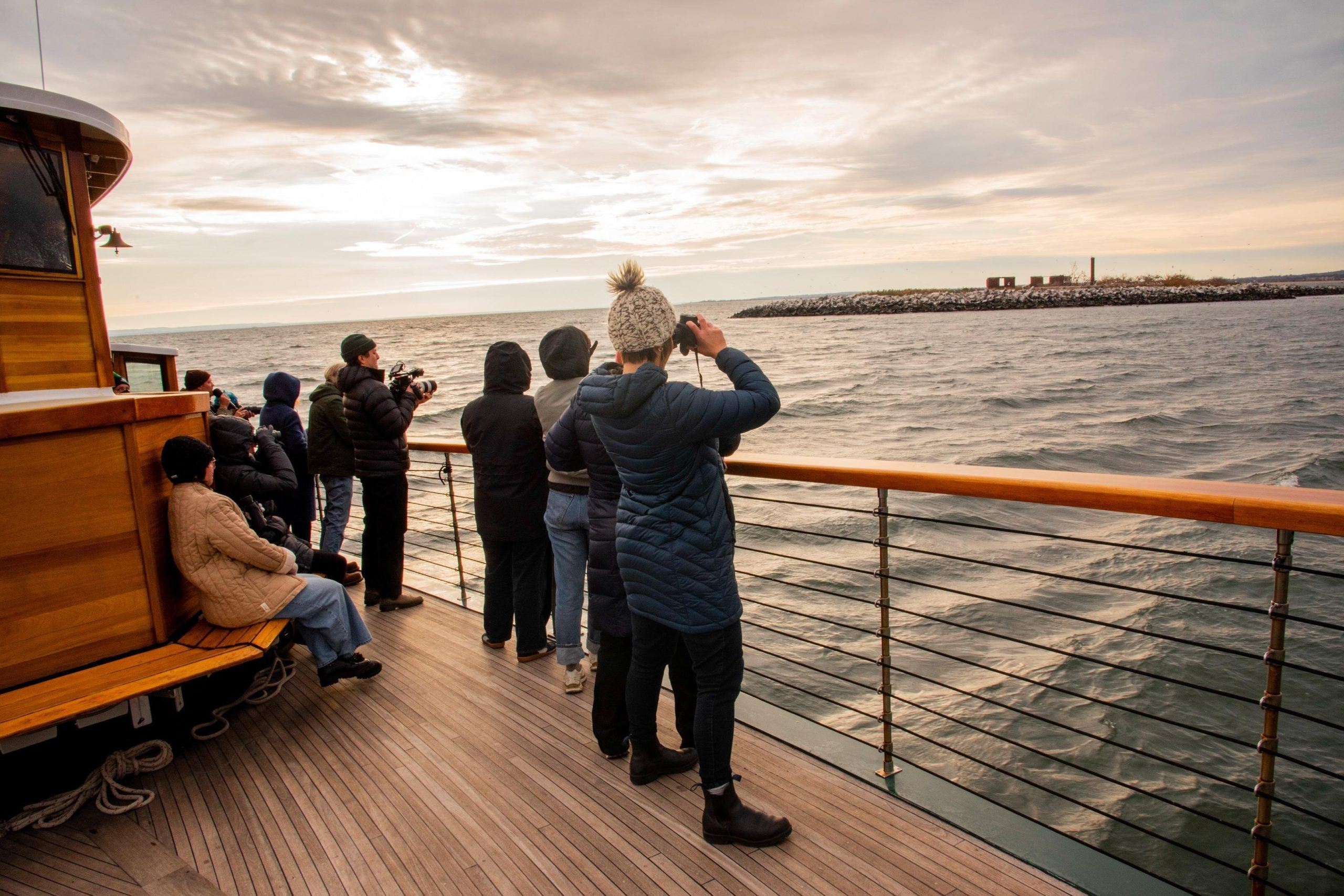 touristes observant les phoques depuis un navire à New York