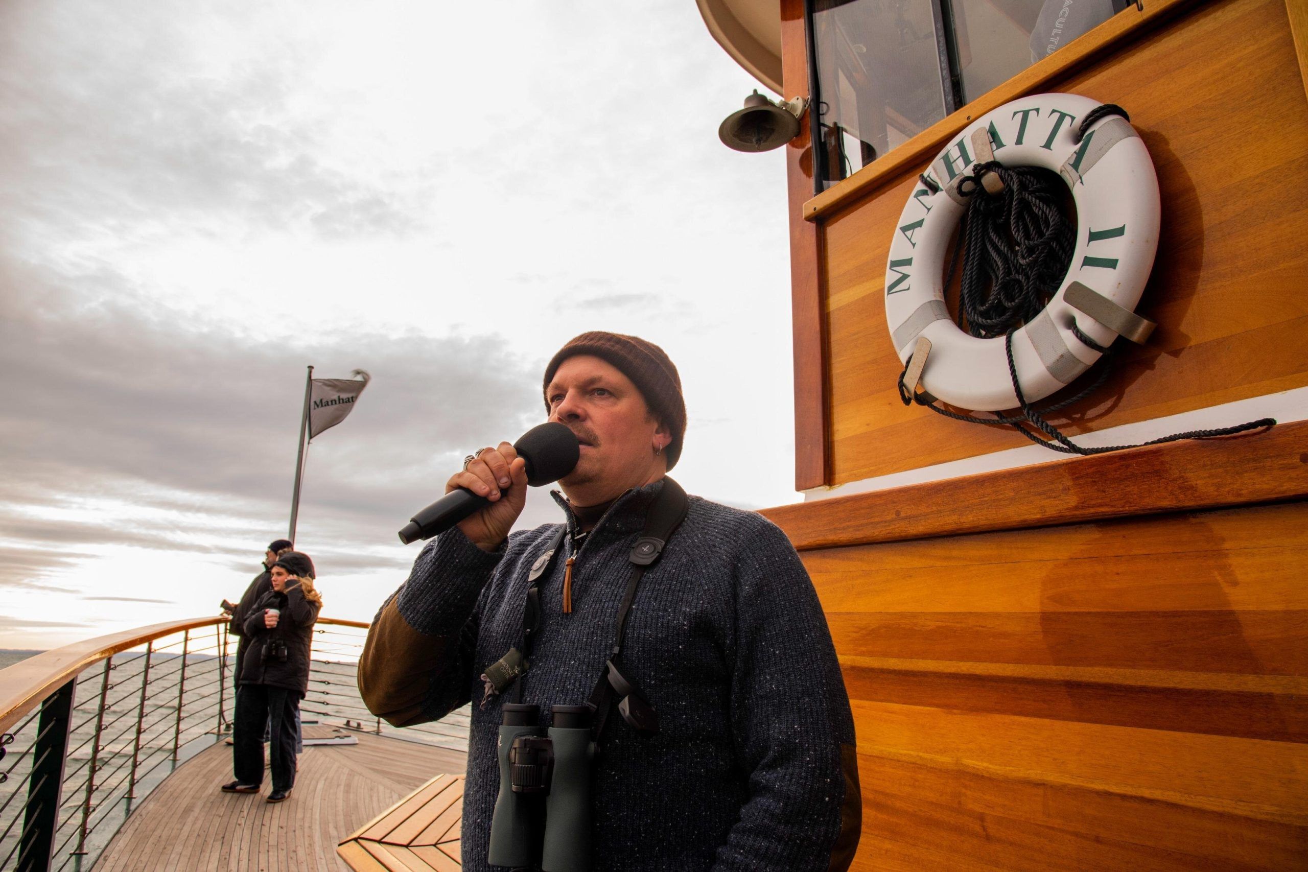 guide naturaliste sur le pont d'un bateau de croisière à New York