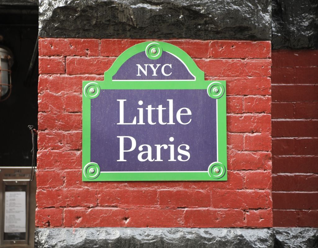 Plaque indiquant Little Paris à New York