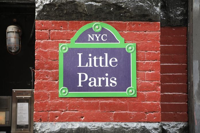 Plaque indiquant Little Paris à New York