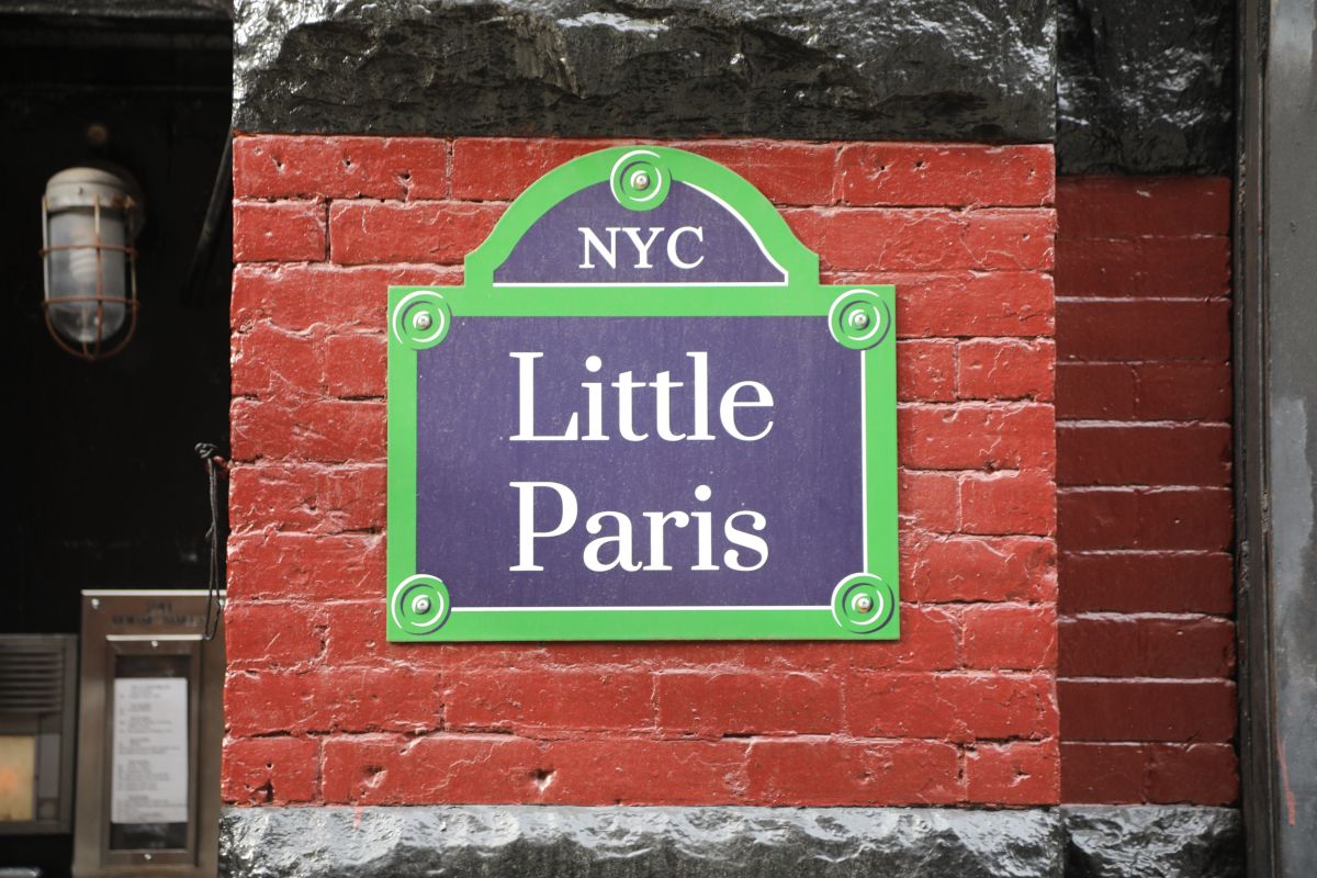 Plaque indiquant Little Paris à New York