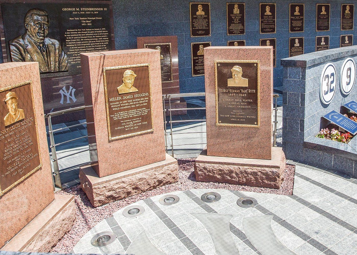 Stèles commémoratives dans le Monument Park du Yankee Stadium