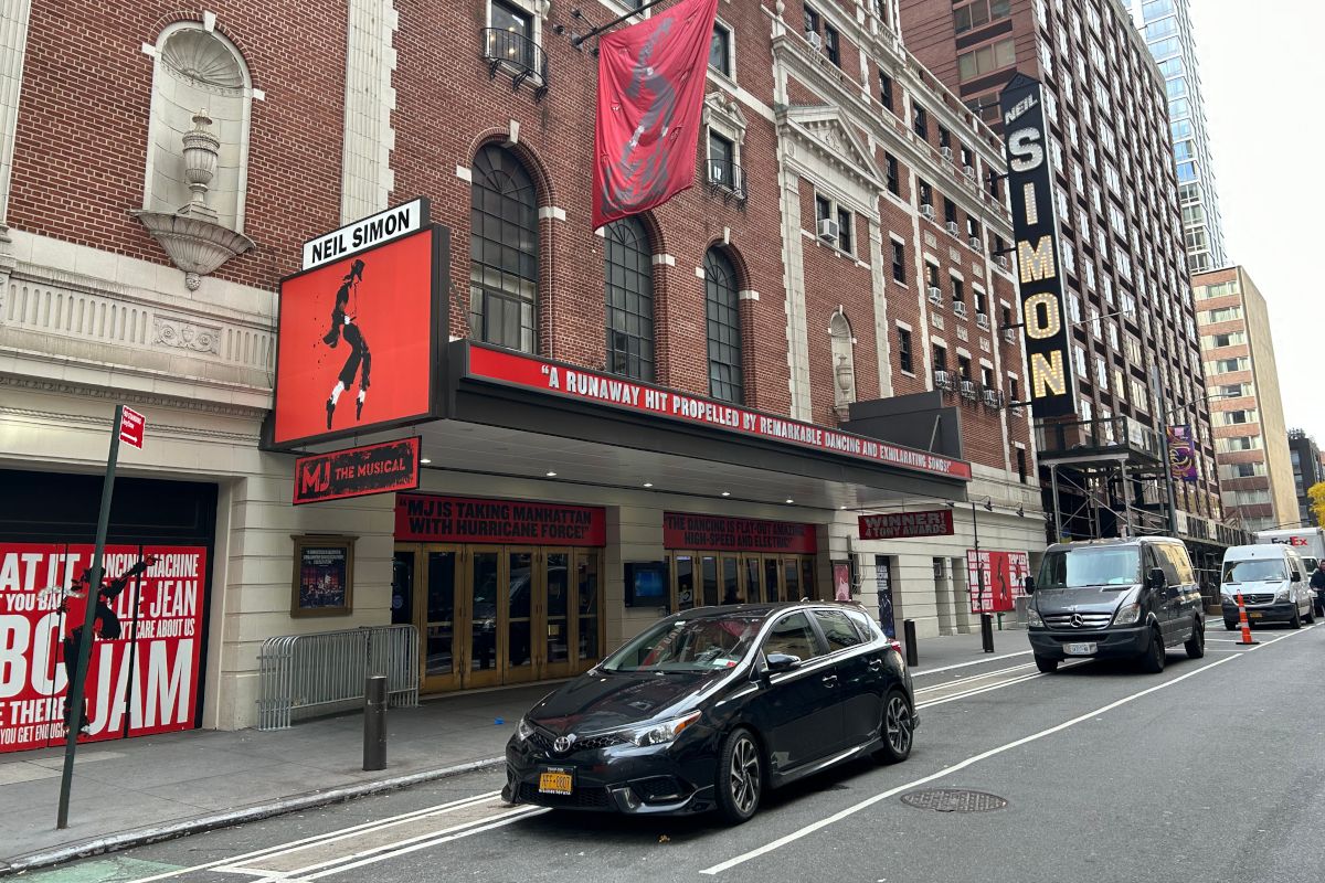 Façade du Neil Simon Theatre dans le Theater District de New York