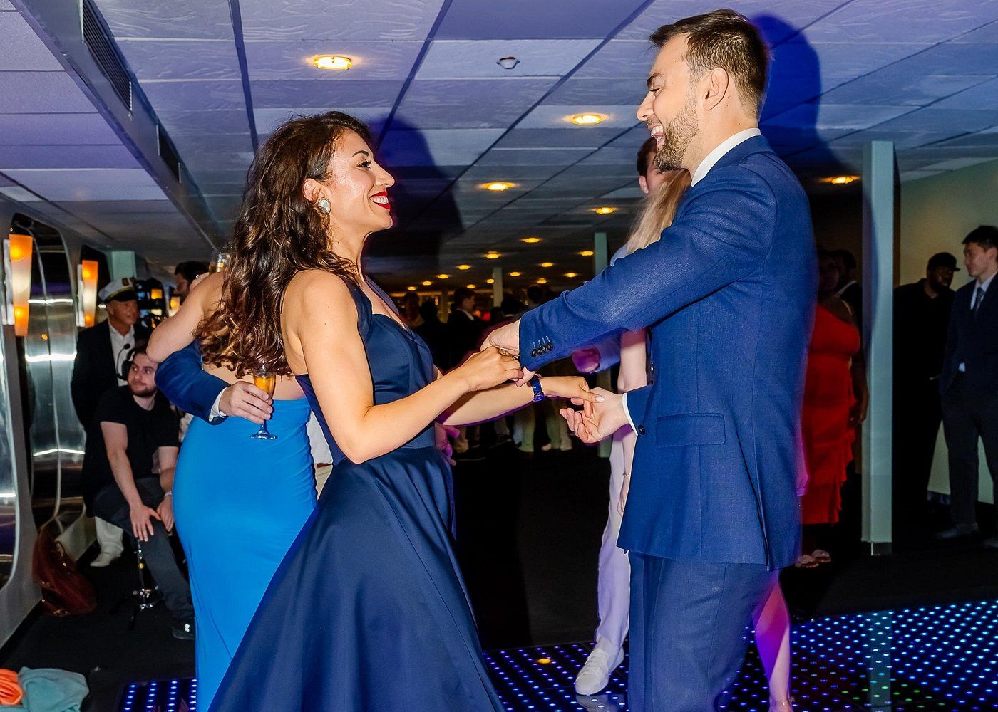 La piste de danse du dîner-croisière de la Saint-Valentin à bord du yacht Eternity à New York