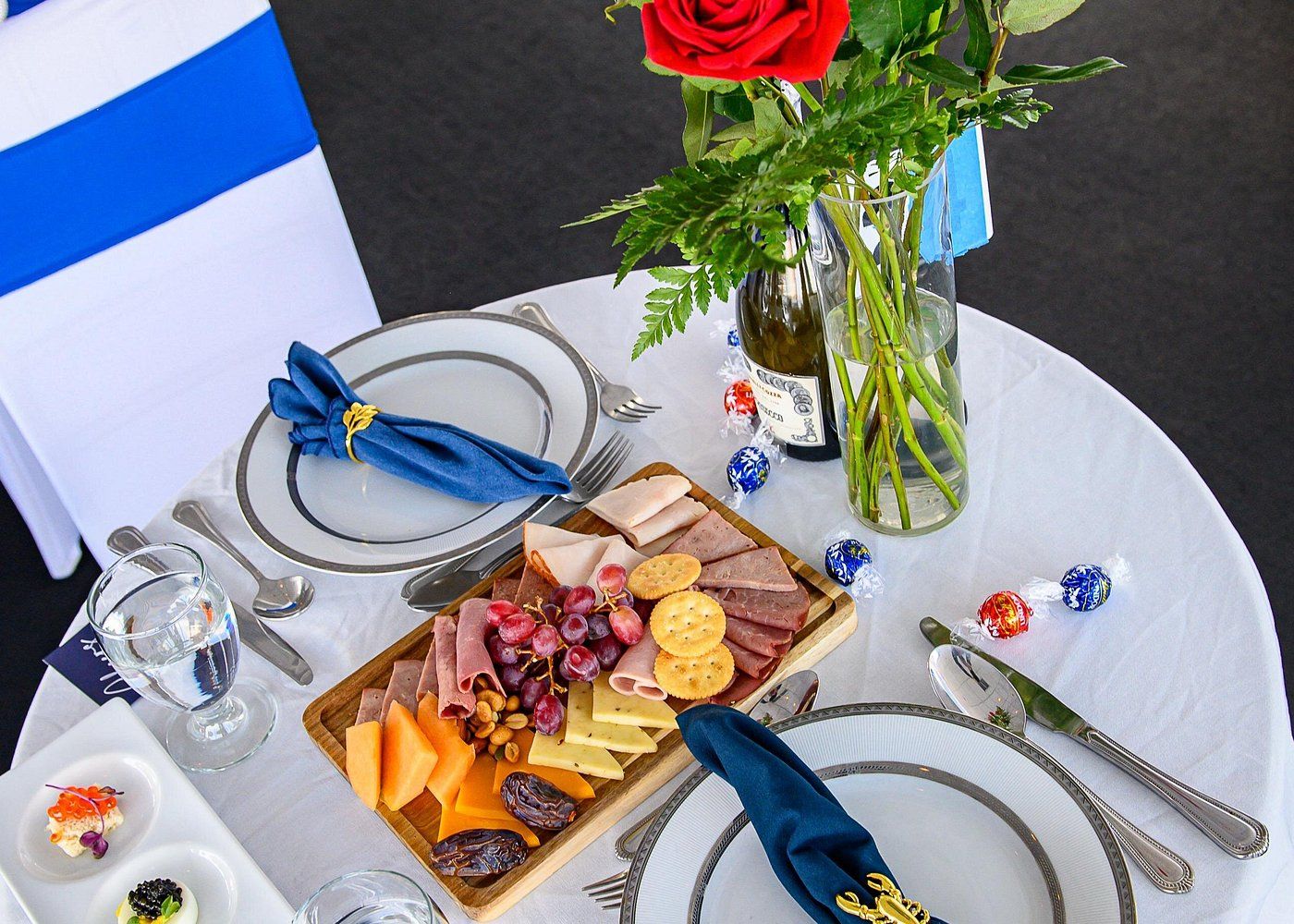 Table dressée pour le dîner-croisière de la Saint-Valentin à bord du yacht Eternity à New York
