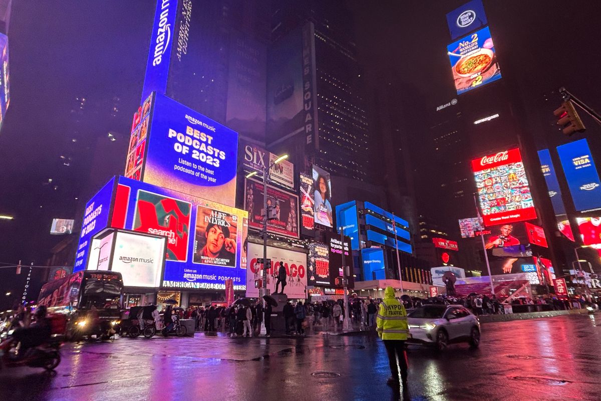 Times Square de nuit et sous la pluie