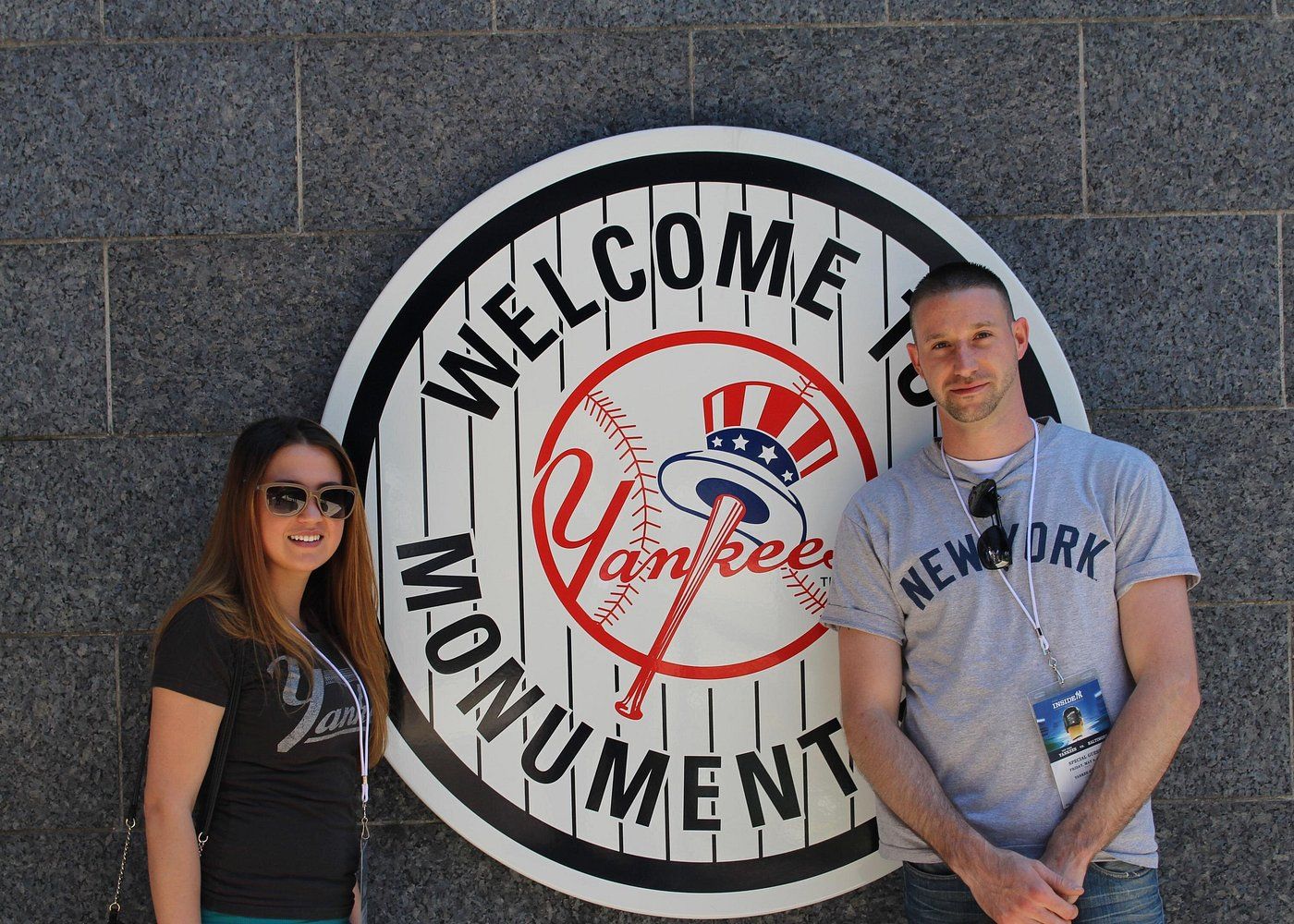 Couple posant devant le logo des New York Yankees au Yankee Stadium