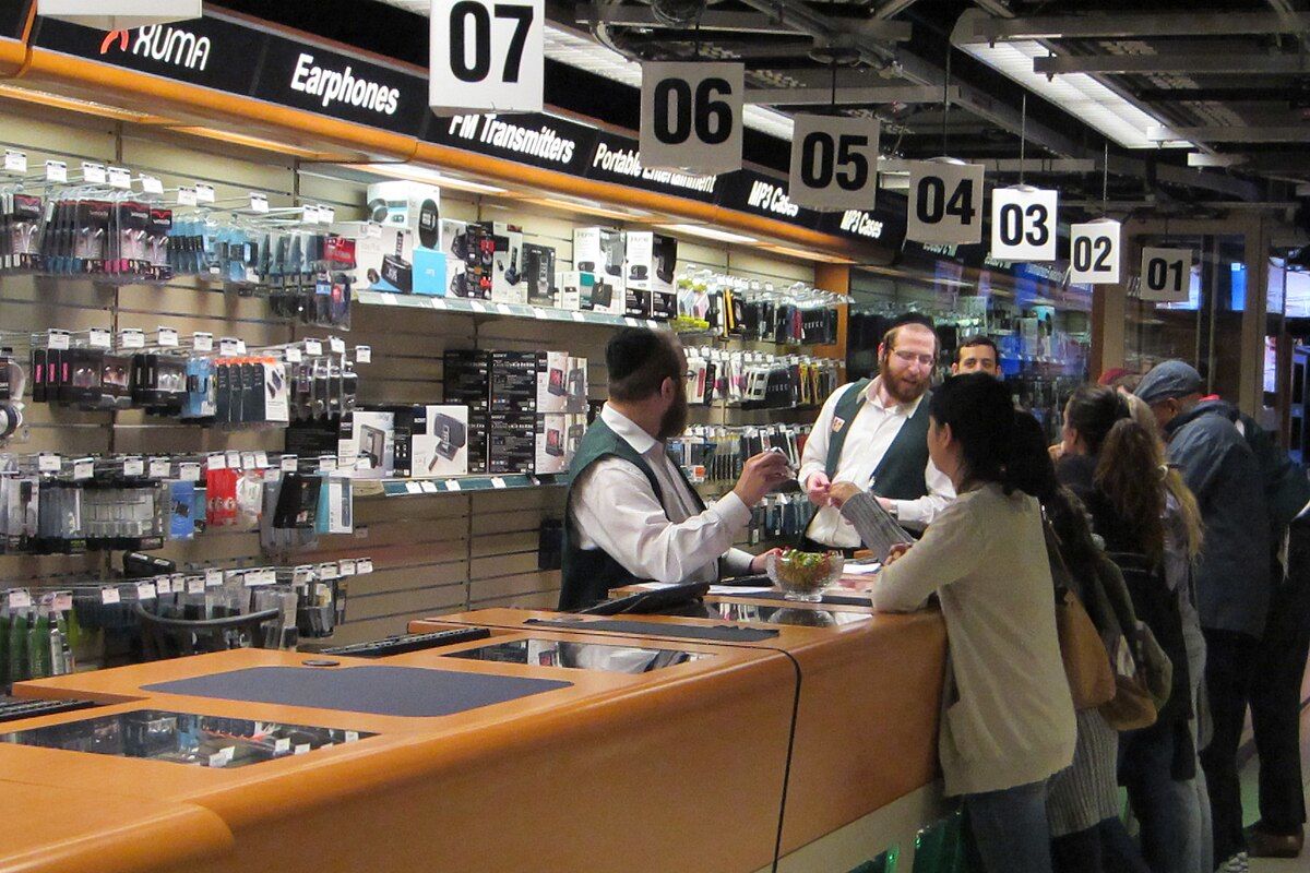 Vendeurs au comptoir du magasin de photos B&H à New York