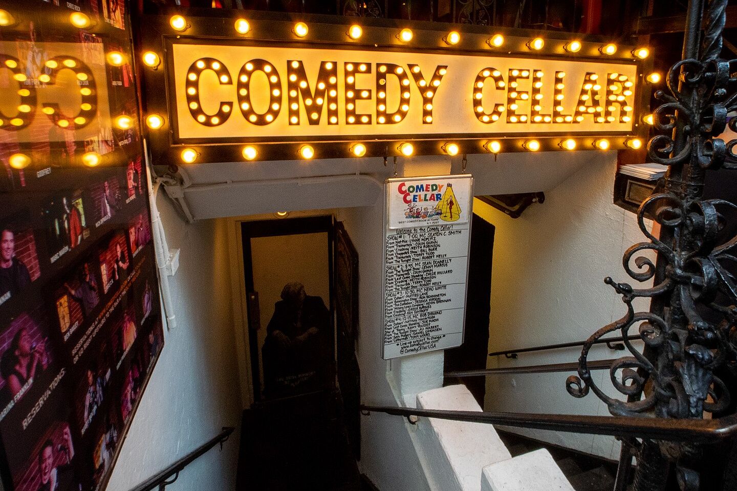 Entrée du Comedy Cellar à New York
