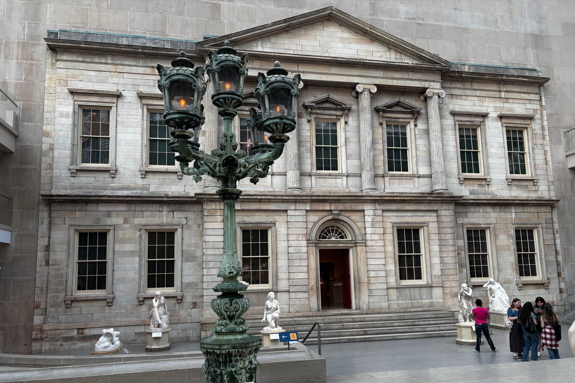 Façade l'ancienne banque à l'intérieur du Metropolitan Museum of Art de New York