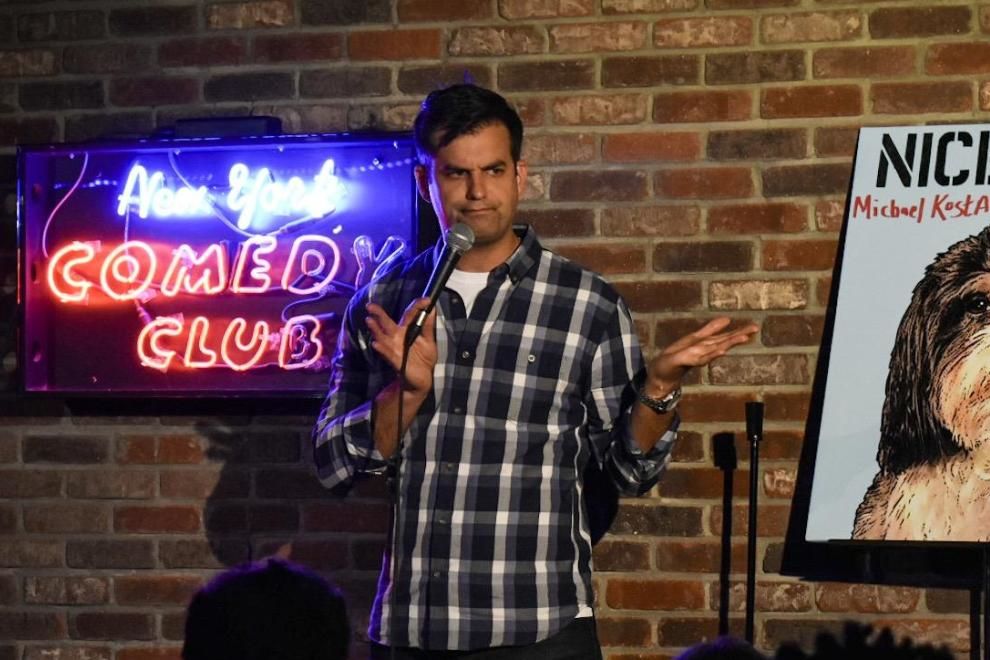Le comédien Michael Kosta au New York Comedy Club